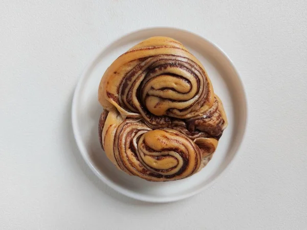 Chocolate Swirl Bun White Plate Soft Sweer Taste Minimalist Aesthetic — Stock Photo, Image