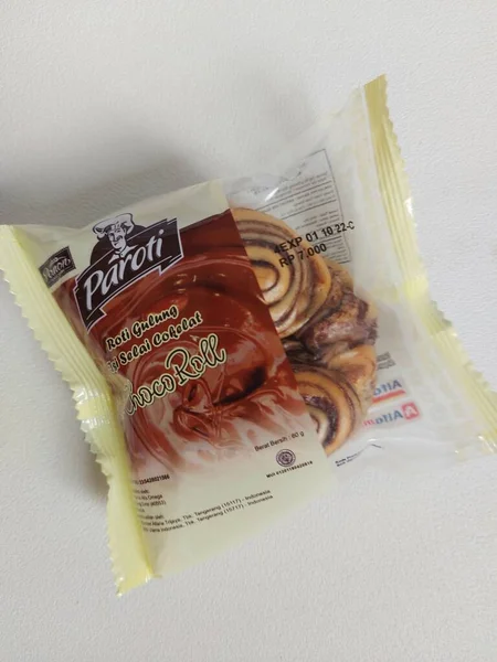 印度尼西亚 2022年9月22日 巧克力卷面包在塑料包装上 Paroti品牌 是面向印尼市场的零售产品 — 图库照片