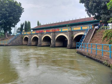 Karawang, Endonezya-Eylül 8 2022: bendung walahar veya Walahar Barajı. Walahar, Klari, Karawang, Batı Java 'da. Bu baraj Hollanda sömürge döneminin miras binalarından biridir..