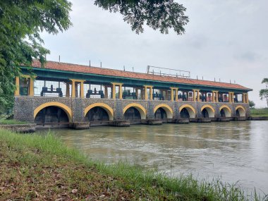 Karawang, Endonezya-Eylül 8 2022: bendung walahar veya Walahar Barajı. Walahar, Klari, Karawang, Batı Java 'da. Bu baraj Hollanda sömürge döneminin miras binalarından biridir..