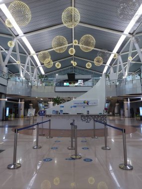 Mandalang, Endonezya-Eylül 19 2022: Soekarno Hatta Havaalanı 'ndaki tren istasyonu. Endonezya dilinde stasiun kereta api bandara soekarno-hatta denir.