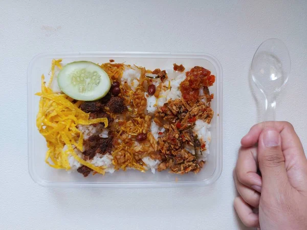 Nasi Lemak 它是用椰奶煮熟的米 使它尝起来味道鲜美 配上煎蛋卷 切碎的椰子酱 油炸凤尾鱼 蛋黄酱 切碎的辣椒酱 孤立的背景 — 图库照片