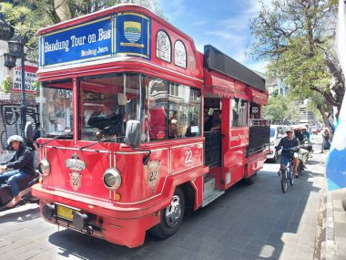 Bandung, Endonezya-11 Eylül 2022: Jalan Braga, Bandung, Batı Java, Endonezya 'da trafik atmosferi. Turistler için ünlü ve viral bir yer