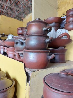 Plered, purwakarta, West Java, Endonezya 'da kil el sanatları koleksiyonu. Kil işçiliğinin popüler merkezi. Camdan yapılma. Klasik mutfak aletleri.