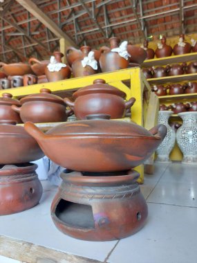 Plered, purwakarta, West Java, Endonezya 'da kil el sanatları koleksiyonu. Kil işçiliğinin popüler merkezi. Camdan yapılma. Klasik mutfak aletleri.