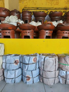 Plered, purwakarta, West Java, Endonezya 'da kil el sanatları koleksiyonu. Kil işçiliğinin popüler merkezi. Camdan yapılma. Klasik mutfak aletleri.