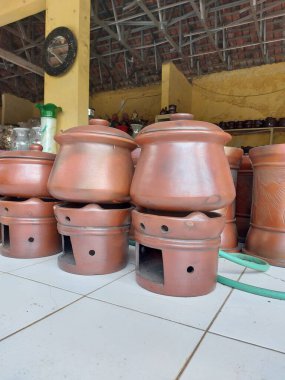 Plered, purwakarta, West Java, Endonezya 'da kil el sanatları koleksiyonu. Kil işçiliğinin popüler merkezi. Camdan yapılma. Klasik mutfak aletleri.