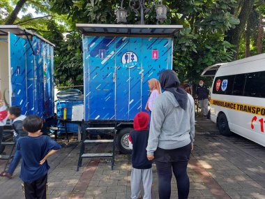 Bandung, Endonezya-Eylül 11 2022: Jalan Asya Afrika, Bandung, Batı Java, Endonezya 'daki turistik bölgelerde taşınabilir umumi tuvaletler