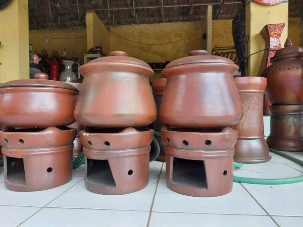 Plered, purwakarta, West Java, Endonezya 'da kil el sanatları koleksiyonu. Kil işçiliğinin popüler merkezi. Camdan yapılma. Klasik mutfak aletleri.