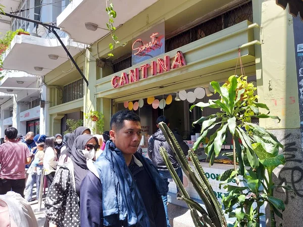 2022年9月12日インドネシア バンドン 甘いカンティーナ アイスクリーム店の前の雰囲気 西ジャワ州バンドンのウイルススナックの場所です 買い手の列を見てください — ストック写真