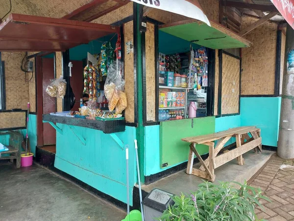 2022年9月10日インドネシアの伝統的な屋台 生活必需品の販売 — ストック写真