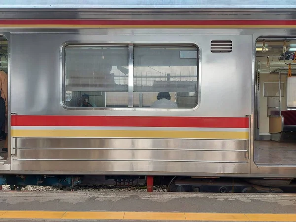 Τζακάρτα Ινδονησία Σεπτεμβρίου 2022 Τρένο Γραμμή Μεταφοράς Σταματά Στο Σταθμό — Φωτογραφία Αρχείου