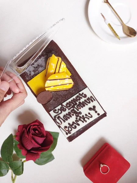 Шоколадный Праздничный Торт Индонезийским Текстом Selamat Ulang Tahun Istriku Значит — стоковое фото
