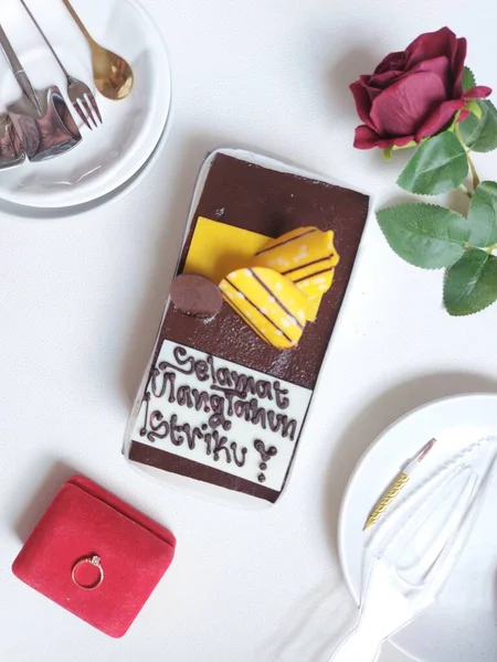 Chocolade Smaak Gebracht Verjaardagstaart Met Indonesische Tekst Selamat Ulang Tahun — Stockfoto