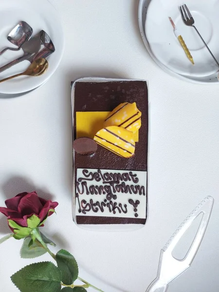 Chocolade Smaak Gebracht Verjaardagstaart Met Indonesische Tekst Selamat Ulang Tahun — Stockfoto
