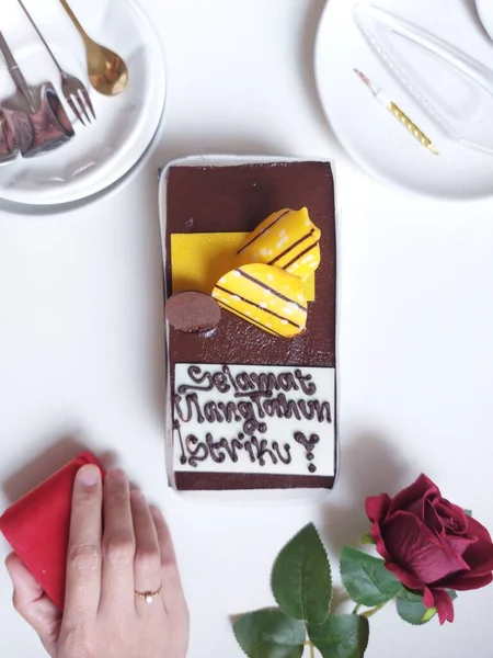 Шоколадный Праздничный Торт Индонезийским Текстом Selamat Ulang Tahun Istriku Значит — стоковое фото
