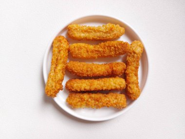 Tavuk tırnağı tavuk goujons, şerit, tente, nugget, fileto. Lezzetli. Beyaz tabaklarda servis edilir, izole edilmiş bej tabaklarda..