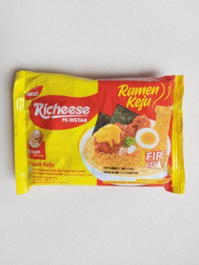 Bogor, Endonezya-11 Ekim 2022: richeese mi instan. Endonezya perakende ürünlerinin hazır şehriye markası. Viral ve ailevi marka. Lezzetli. İzole edilmiş arkaplan beyaz