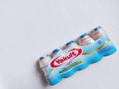 Bogor, Endonezya-Oct 11 2022 Yakut ışığı. Endonezya perakende ürünleri için bir marka. sütlü içecek. Vitaminli daha az şeker. Plastik şişede sağlıklı bir içecek.