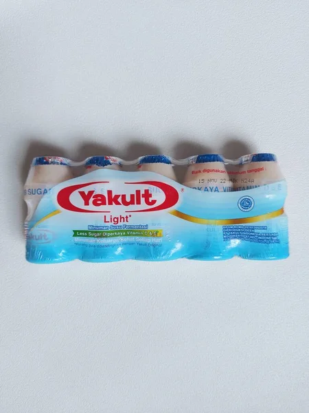 Bogor Indosia Oct 2022 Yakult Light 它是印尼人零售产品的品牌 发酵牛奶饮料 少糖分与维生素 塑胶瓶中的健康饮料 — 图库照片