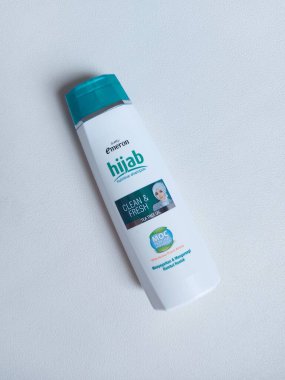 Bogor, Endonezya-Ekim 12 2022: emeron başörtüsü. Plastik şişe ambalajında şampuan. Endonezya perakende ürünü.