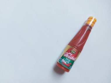 Bogor, Endonezya-oktav 12 2022: dua belibis saus cabe. Kırmızı biber sosu. Endonezya markası. Acı ve baharatlı. Plastik şişeyle servis edilmiş. İzole edilmiş arkaplan beyaz
