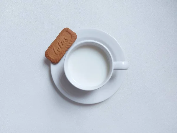 Богор Декабря 2022 Молоко Белой Фарфоровой Чашке Комплекте Печеньем Лотоса — стоковое фото