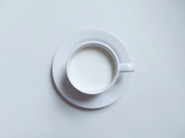 Leche Taza Porcelana Blanca Concepto Fotografía Minimalista Estética Fondo Aislado — Foto de Stock