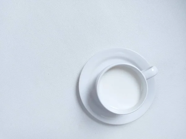 Mleko Białym Porcelanowym Kubku Minimalistyczna Estetyczna Koncepcja Fotografii Odizolowane Tło — Zdjęcie stockowe