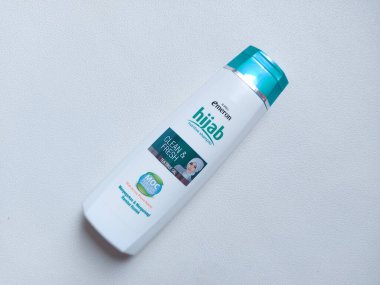 Bogor, Endonezya-Ekim 12 2022: emeron başörtüsü. Plastik şişe ambalajında şampuan. Endonezya perakende ürünü.