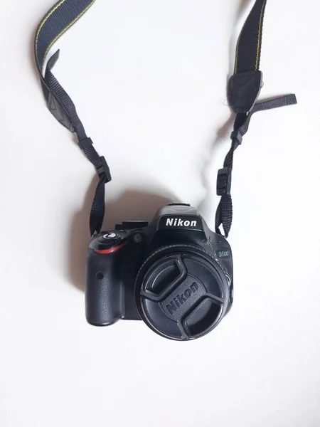 Bogor Indosia Oct 2022 Nikon D5100 Dslr相机 用皮带完成 白色的孤立背景 最低限度和美学摄影概念 — 图库照片