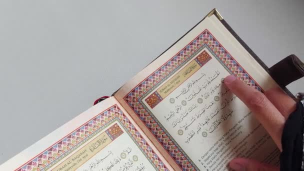Bogor Indonezja Październik 2022 Kobiece Dłonie Dotykające Koranu Koranu Koran — Wideo stockowe