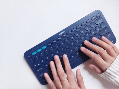 Bogor, Endonezya-Ekim 13-2022: logitech klavye. Bilgisayar, telefon ya da tablet için taşınabilir. İzole edilmiş arkaplan beyaz.