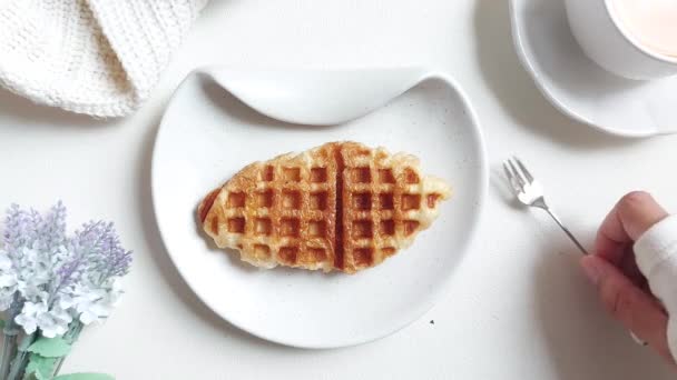 Frauenhand Hält Eine Gabel Croffle Oder Croissant Waffel Auf Weißem — Stockvideo