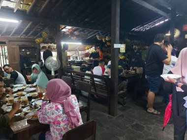 Yogyakarta, Endonezya-oct 16-2022: kopi klotok 'un evinin içindeki atmosfer. Kopi klotok, geleneksel bir Cava atmosferi ve kırsal menüsü olan ünlü ve viral bir yerdir.