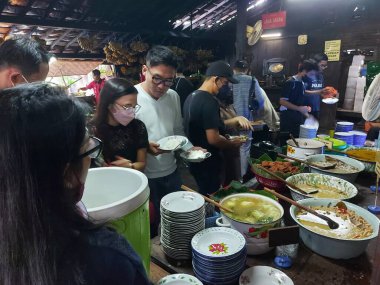 Yogyakarta, Endonezya-oct 16-2022: kopi klotok 'un evinin içindeki atmosfer. Kopi klotok, geleneksel bir Cava atmosferi ve kırsal menüsü olan ünlü ve viral bir yerdir.