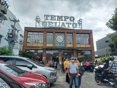Yogyakarta, Endonezya - 15 Ekim 2022: tempo dondurma dükkanının önü. Jogja şehrinde ünlü ve viral dondurma satan bir yer..
