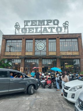 Yogyakarta, Endonezya - 15 Ekim 2022: tempo dondurma dükkanının önü. Jogja şehrinde ünlü ve viral dondurma satan bir yer..