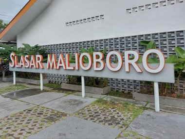 Yogyakarta, Endonezya-oct 14 2022 Slasar Malioboro. PT KAI tarafından inşa edilen Tugu İstasyonu bölgesinin gelişmesidir. Burası istasyonla Malioboro arasında bir bağlantı..