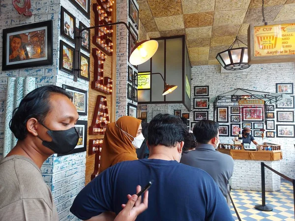 インドネシアのジョグジャカルタ 10月15 2022 テンポジェラート店内の雰囲気 ジョグジャ市内で有名でウイルス性のアイスクリームを販売する場所です — ストック写真