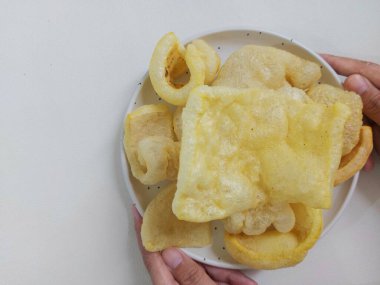 Deri çipleri ya da Kerupuk Rambak ya da kerupuk kulit ya da jangek. İnek ya da bufalo derisinden yapılmış, baharatlı ve aromalı. İki ya da üç gün güneş ışığıyla kurudu ve kızardı. Endonezya yemeği