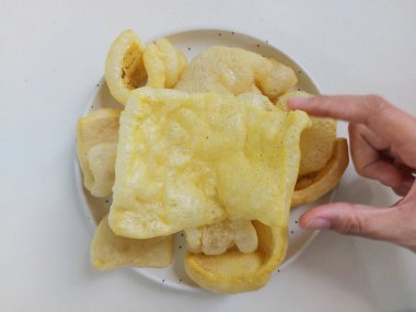 Deri çipleri ya da Kerupuk Rambak ya da kerupuk kulit ya da jangek. İnek ya da bufalo derisinden yapılmış, baharatlı ve aromalı. İki ya da üç gün güneş ışığıyla kurudu ve kızardı. Endonezya yemeği