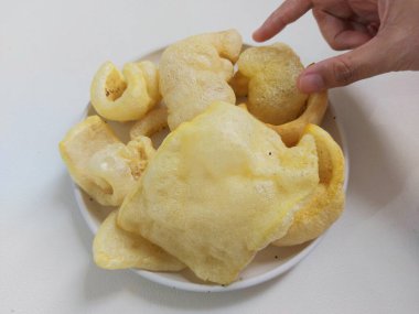 Deri çipleri ya da Kerupuk Rambak ya da kerupuk kulit ya da jangek. İnek ya da bufalo derisinden yapılmış, baharatlı ve aromalı. İki ya da üç gün güneş ışığıyla kurudu ve kızardı. Endonezya yemeği