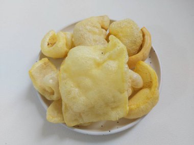 Deri çipleri ya da Kerupuk Rambak ya da kerupuk kulit ya da jangek. İnek ya da bufalo derisinden yapılmış, baharatlı ve aromalı. İki ya da üç gün güneş ışığıyla kurudu ve kızardı. Endonezya yemeği