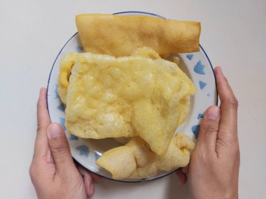 Deri çipleri ya da Kerupuk Rambak ya da kerupuk kulit ya da jangek. İnek ya da bufalo derisinden yapılmış, baharatlı ve aromalı. İki ya da üç gün güneş ışığıyla kurudu ve kızardı. Endonezya yemeği