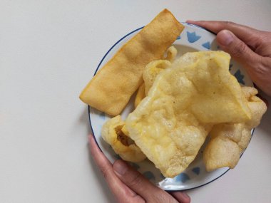 Deri çipleri ya da Kerupuk Rambak ya da kerupuk kulit ya da jangek. İnek ya da bufalo derisinden yapılmış, baharatlı ve aromalı. İki ya da üç gün güneş ışığıyla kurudu ve kızardı. Endonezya yemeği