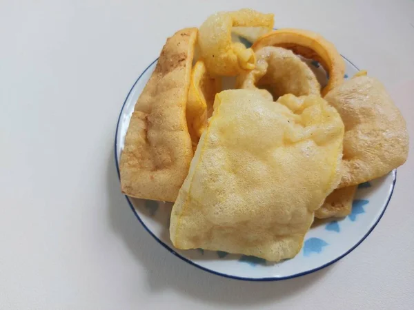 皮膚チップまたはKerupuk RambakまたはKerupuk KulitまたはJangek どんなスパイスや風味と牛や水牛の皮から作られました 3日間太陽の光で乾燥し インドネシアのお菓子 — ストック写真