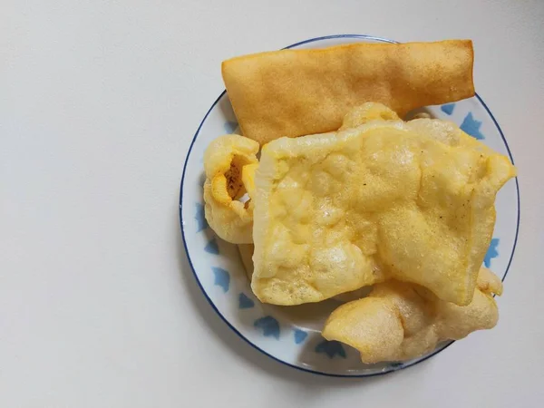 皮膚チップまたはKerupuk RambakまたはKerupuk KulitまたはJangek どんなスパイスや風味と牛や水牛の皮から作られました 3日間太陽の光で乾燥し インドネシアのお菓子 — ストック写真