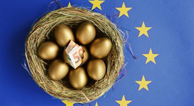 Nakit para ile altın yumurta 50 banknot, zenginleştirme ve zenginlik kavramı