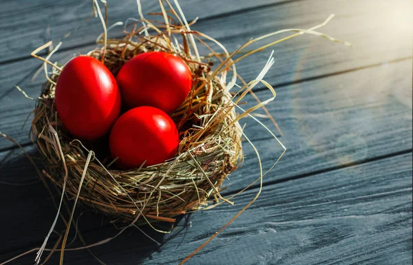 Sfondo Pasquale Con Uova Pasqua Rosso Scuro Nel Nido Rosario — Foto Stock